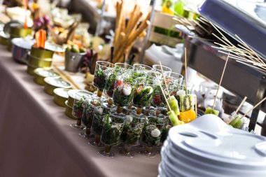 Farklı kanepeler, sandviçler, lokantada yenmeye hazır atıştırmalıklar servis edilir.