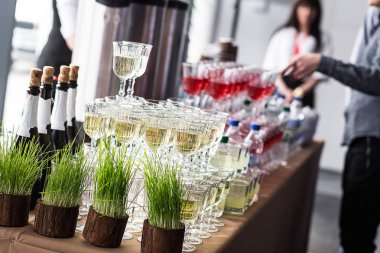 catering dışarı gözlük beyaz ve kırmızı şarap, şampanya, viski, meyve suyu ve soda tablo olay konukları için yanıyor