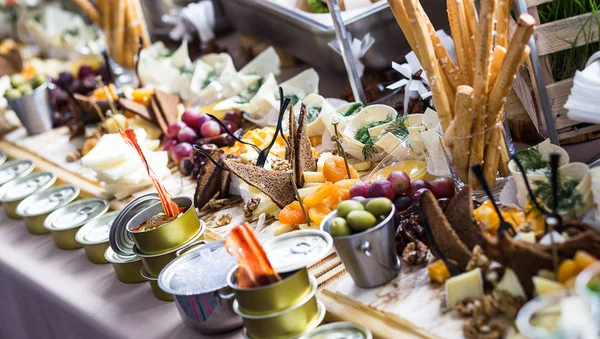 Ünnepi Büfé Asztal Által Felszolgált Különböző Canape Szendvicsek Snack Étkezésre — Stock Fotó