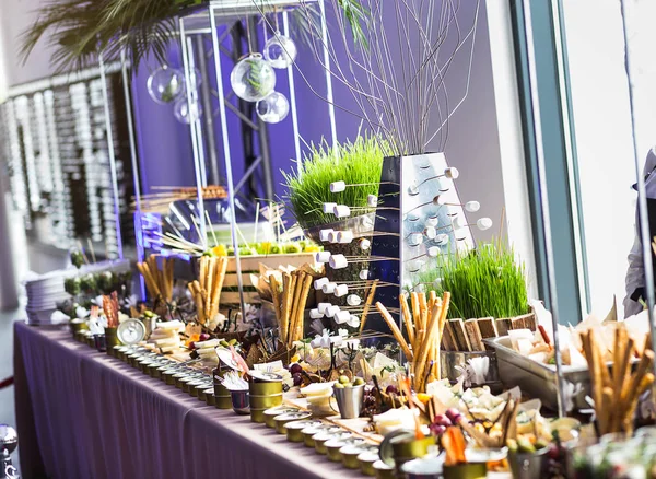 Farklı kanepeler, sandviçler, lokantada yenmeye hazır atıştırmalıklar servis edilir.