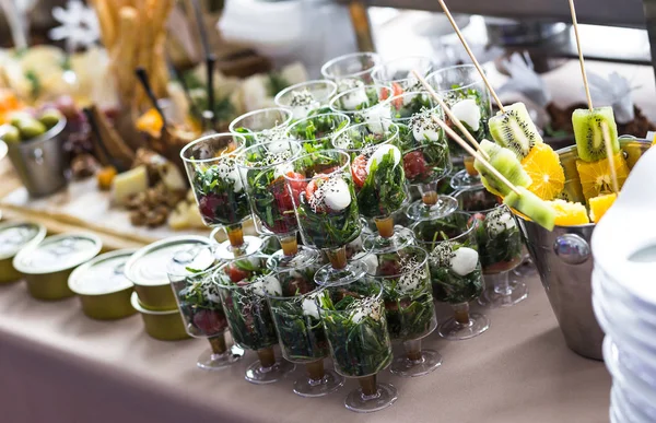 Mesa Buffet Vacaciones Servido Por Diferentes Canapés Sándwiches Aperitivos Listos —  Fotos de Stock