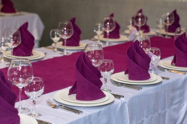 Şampanya ve şarap restoranda boş gözlük seti. Kutlama için Tablo ayarı