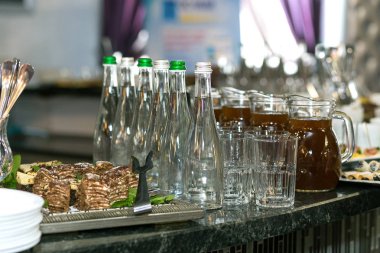 Farklı kanepeler, sandviçler, lokantada yenmeye hazır atıştırmalıklar servis edilir.