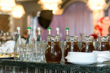 Farklı kanepeler, sandviçler, lokantada yenmeye hazır atıştırmalıklar servis edilir.