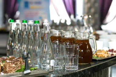 Farklı kanepeler, sandviçler, lokantada yenmeye hazır atıştırmalıklar servis edilir.