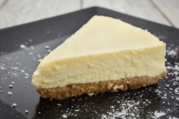 Siyah plaka üzerinde çilek ile klasik New York cheesecake. Tatlı kavramı 