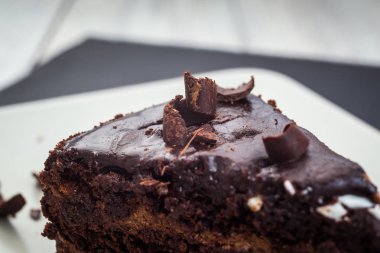 Şekerler ahşap arka plan üzerinde koyu çikolata vegan kek