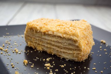 Çocuk oyuncağı Napoleon siyah plaka üzerinde. Tatlı kavramı