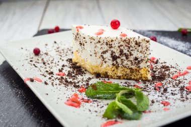 Çikolata pasta plaka üzerinde