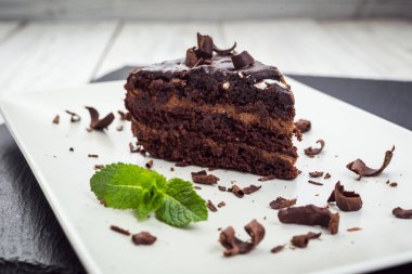 Şekerler ahşap arka plan üzerinde koyu çikolata vegan kek