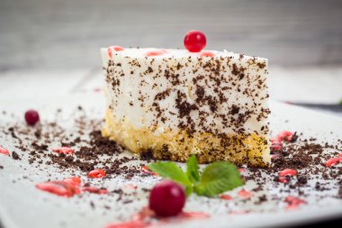 krema ile sünger kek dekore berry ve çikolata tarafından