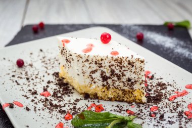 krema ile sünger kek dekore berry ve çikolata tarafından