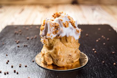 Fındıklı eklerleri. Demlenmiş hamur kek.