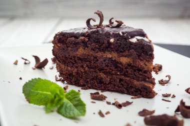 Şekerler ahşap arka plan üzerinde koyu çikolata vegan kek