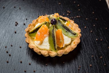 Meyve ile taze ev yapımı meyve tart