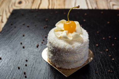 Hindistan cevizi kek krem ve kiraz