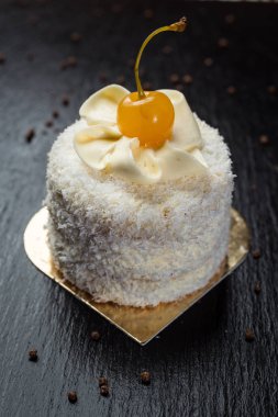 Hindistan cevizi kek krem ve kiraz