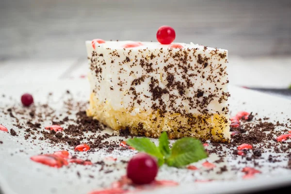 krema ile sünger kek dekore berry ve çikolata tarafından