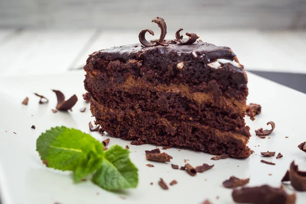 Şekerler ahşap arka plan üzerinde koyu çikolata vegan kek