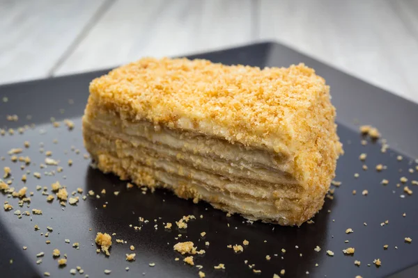 Çocuk oyuncağı Napoleon siyah plaka üzerinde. Tatlı kavramı