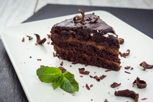 Şekerler ahşap arka plan üzerinde koyu çikolata vegan kek