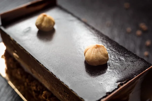 Veganer Kuchen Aus Dunkler Schokolade Mit Bonbons Und Nüssen Auf — Stockfoto