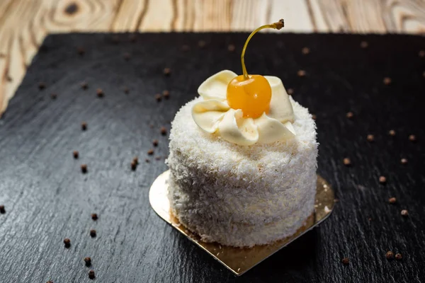 Hindistan cevizi kek krem ve kiraz