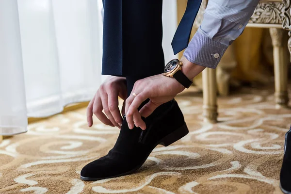 İş adamı ayakkabıları, işe hazırlanan adam, düğün töreninden önceki sabah damat.
