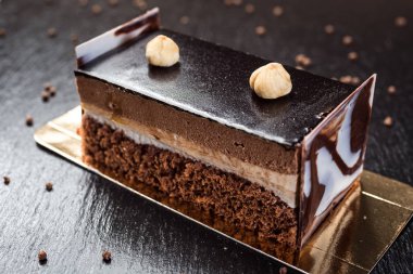 Koyu çikolata vegan kek şekerler ve ahşap zemin üzerine fındık