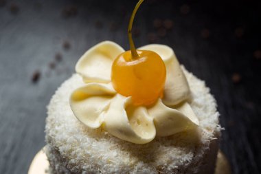 Hindistan cevizi kek krem ve kiraz