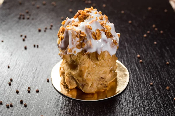 Fındıklı eklerleri. Demlenmiş hamur kek.