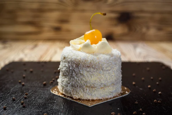 Hindistan cevizi kek krem ve kiraz