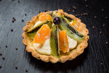 Meyve ile taze ev yapımı meyve tart