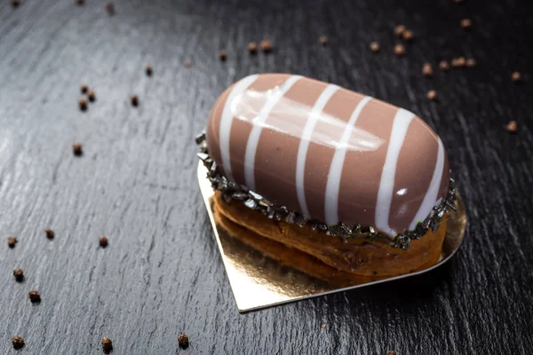 Fındıklı eklerleri. Demlenmiş hamur kek.