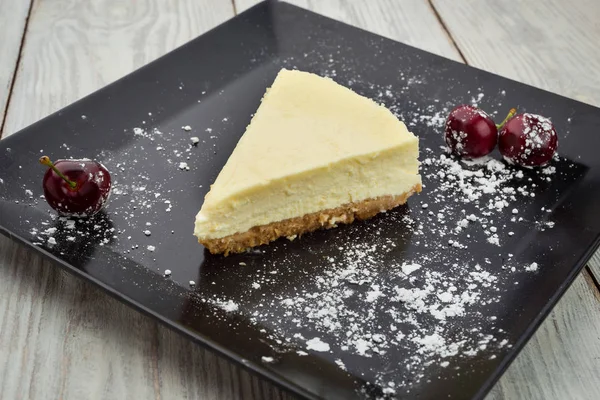 Siyah plaka üzerinde çilek ile klasik New York cheesecake. Tatlı kavramı 