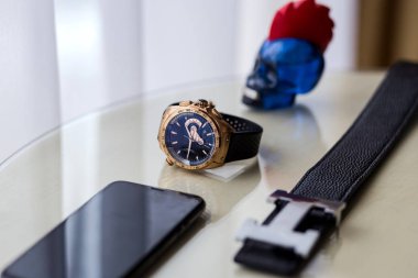 Farklı Erkek aksesuarlar gibi: kemer, saatler ve telefon - masada vardır