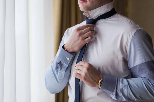 Uomo Camicia Vestirsi Regolare Cravatta Sul Collo Casa — Foto Stock