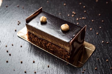 Koyu çikolata vegan kek şekerler ve ahşap zemin üzerine fındık