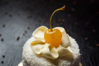 Hindistan cevizi kek krem ve kiraz