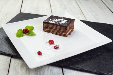 Koyu çikolata vegan kek şekerler ve ahşap zemin üzerine fındık