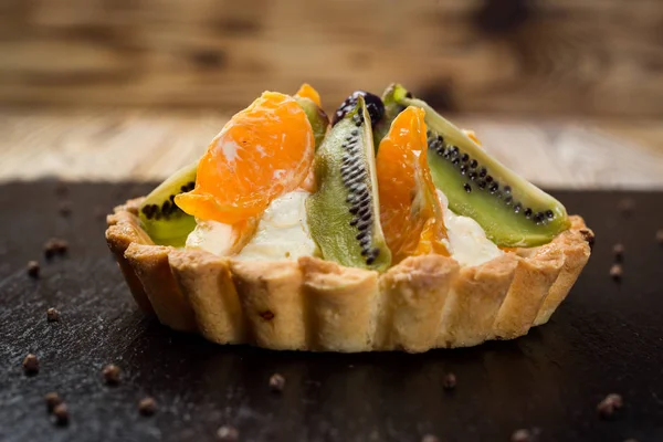 Meyve ile taze ev yapımı meyve tart