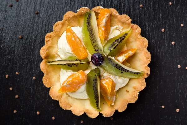 Meyve ile taze ev yapımı meyve tart