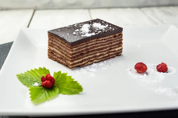 Veganer Kuchen Aus Dunkler Schokolade Mit Bonbons Und Nüssen Auf — Stockfoto