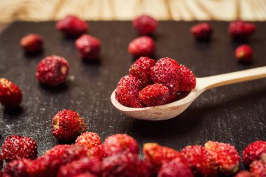 Taze toplanmış çileklerin geçmişi