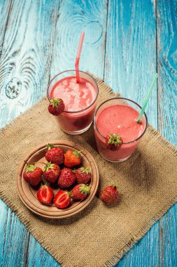 eski ahşap zemin üzerine taze çilek ile sağlıklı çilekli yoğurt