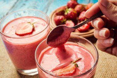 eski ahşap zemin üzerine taze çilek ile sağlıklı çilekli yoğurt