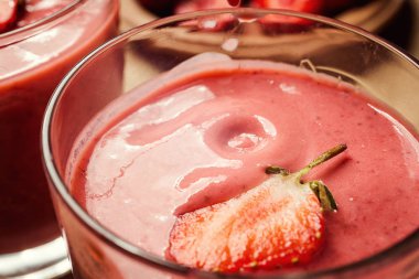 eski ahşap zemin üzerine taze çilek ile sağlıklı çilekli yoğurt