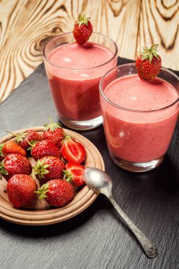 eski ahşap zemin üzerine taze çilek ile sağlıklı çilekli yoğurt