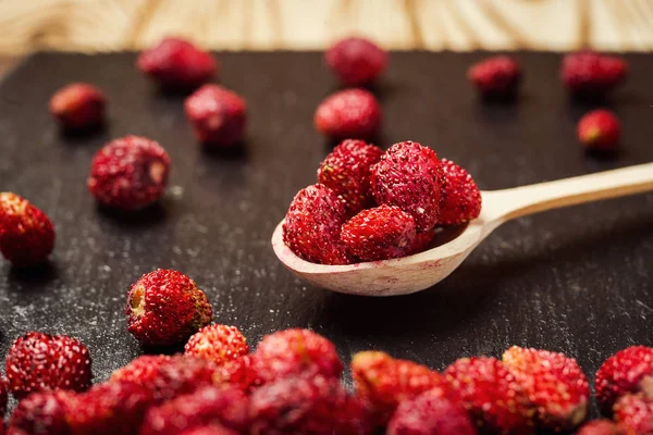 Taze toplanmış çileklerin geçmişi