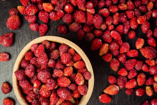 kase ahşap arka plan üzerinde kırmızı çilek